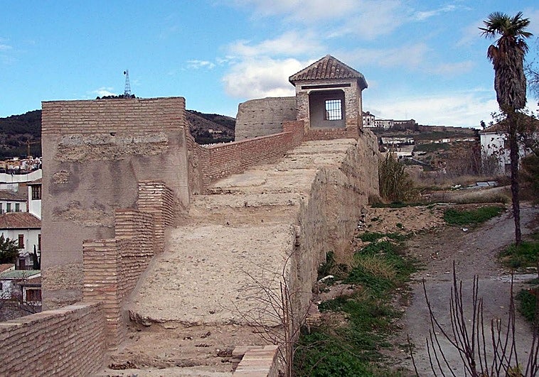 Sorprenden a cuatro menores cuando hacían una fogata de madrugada en la muralla Zirí